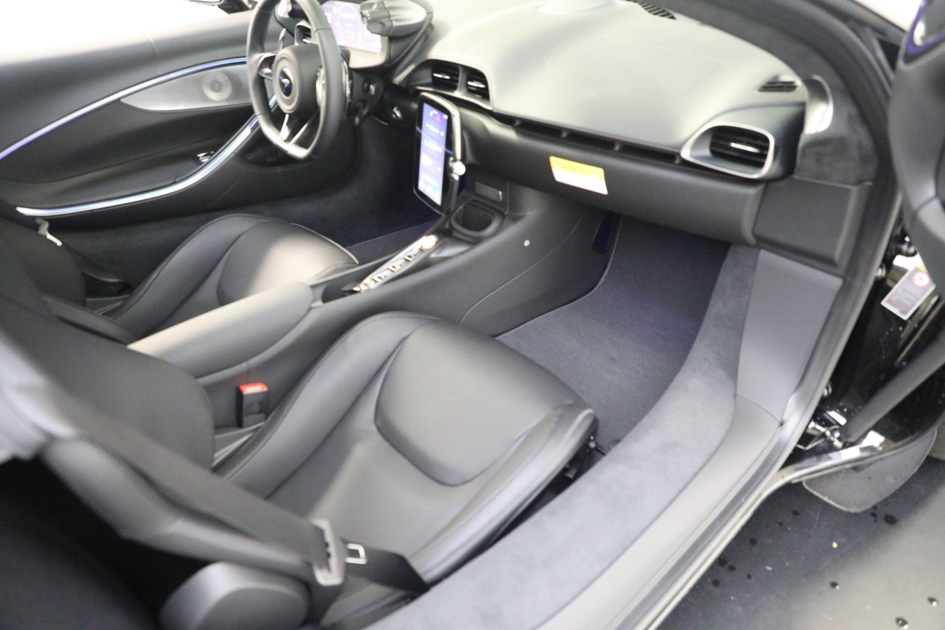 Used 2025 McLaren Artura RWD image 23