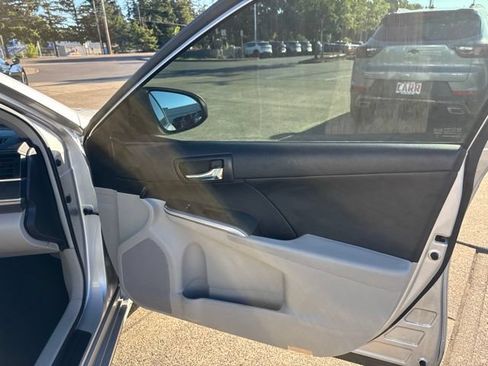 Used 2013 Toyota Camry LE FWD image 21