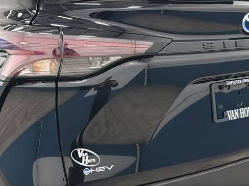 Used 2025 Toyota Sienna XLE FWD image 38
