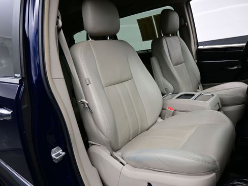 Used 2012 Chrysler Town & Country Touring-L w/ Entertainment Group #2 FWD image 13