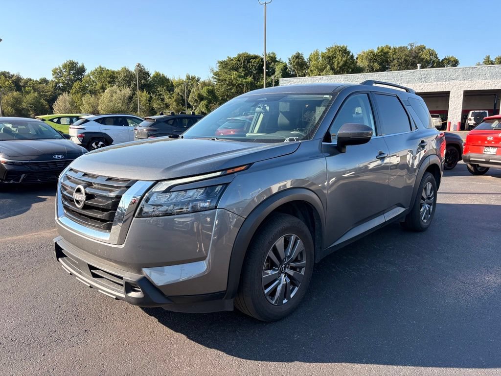 Used 2025 Nissan Pathfinder SV FWD image 3