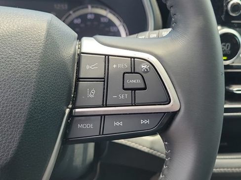 Used 2022 Toyota Highlander XSE FWD image 29