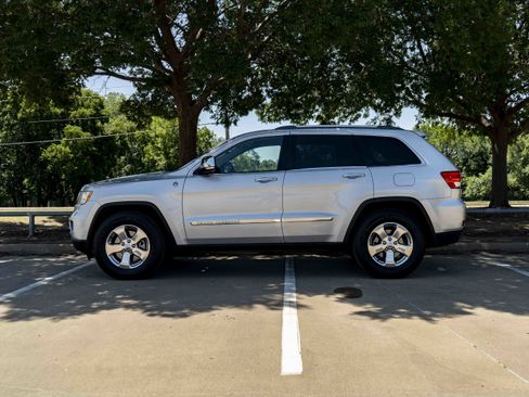 Used 2011 Jeep Grand Cherokee Overland AWD/4WD image 6