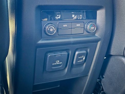 Used 2023 Chevrolet Traverse LT w/ LT Premium Package AWD/4WD image 38