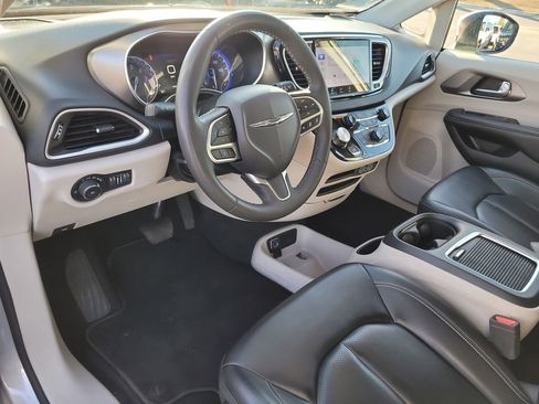 Used 2023 Chrysler Pacifica Touring-L image 16