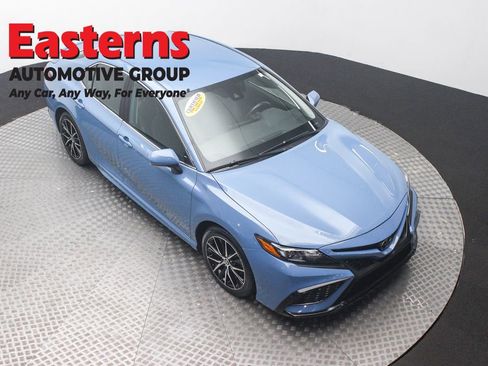 Used 2024 Toyota Camry SE image 3