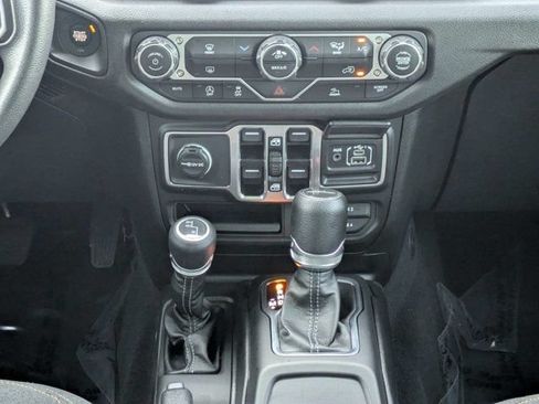 Used 2025 Jeep Gladiator Sport AWD/4WD image 19