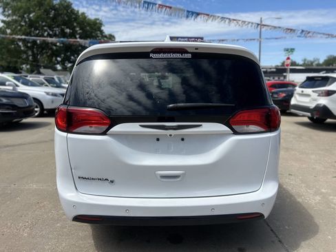 Used 2018 Chrysler Pacifica Touring-L Plus FWD image 46
