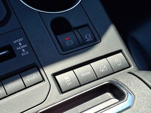 Used 2022 Toyota Highlander XLE AWD/4WD image 9