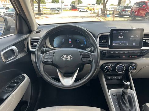Used 2025 Hyundai Venue SEL FWD image 13