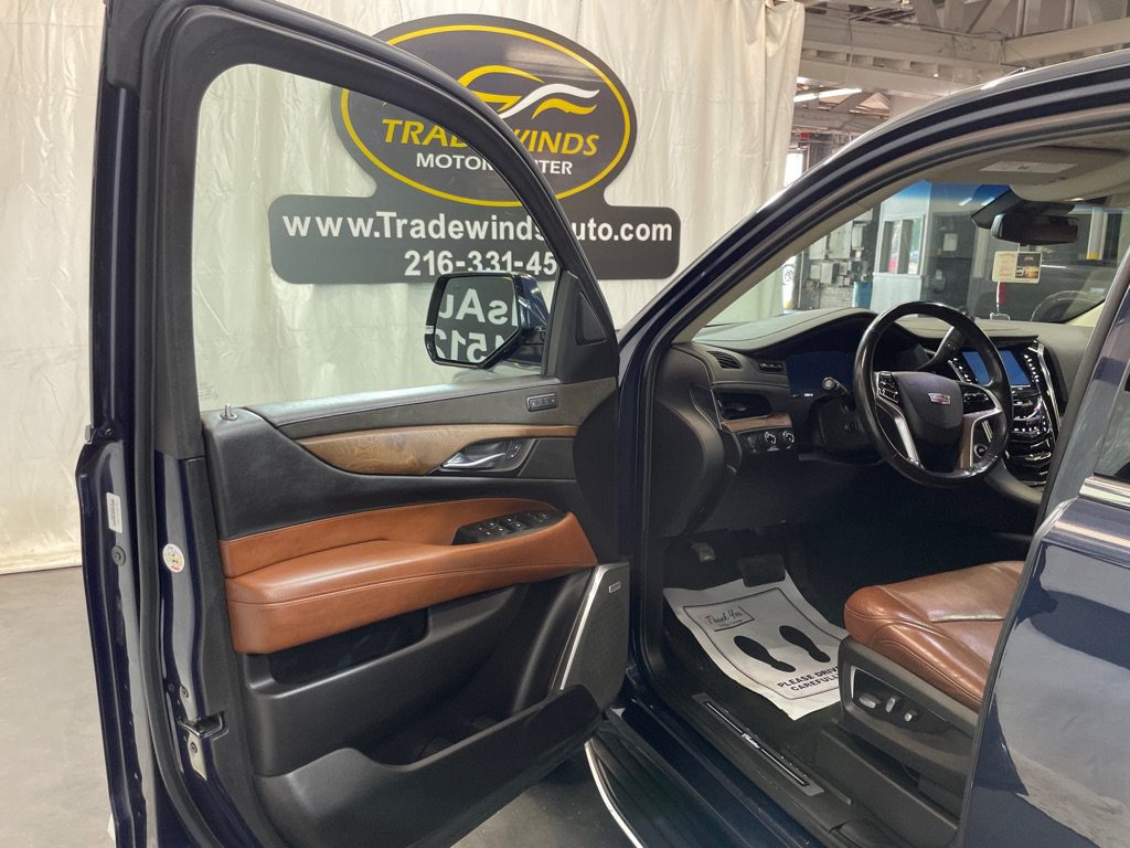 Used 2019 Cadillac Escalade ESV Luxury AWD/4WD image 18