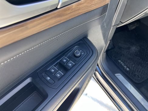 Used 2025 Volkswagen Atlas SE w/ Black Wheel Package image 14