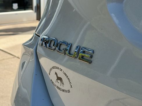 Used 2020 Nissan Rogue SV w/ Premium Package image 10