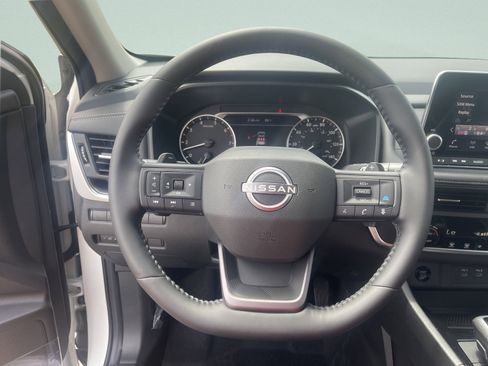 Used 2025 Nissan Rogue SV image 38