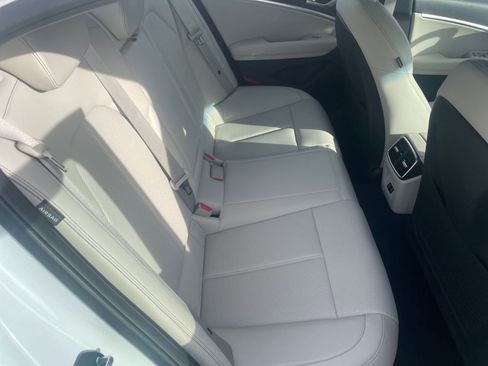 Used 2025 Genesis G70 2.5T image 38