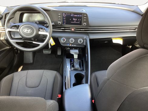 Used 2024 Hyundai Elantra SE FWD image 4