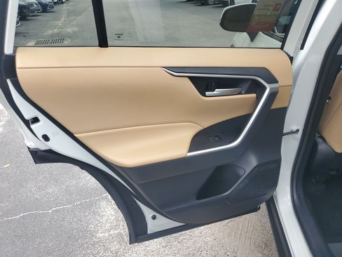 Used 2021 Toyota RAV4 XLE Premium FWD image 15