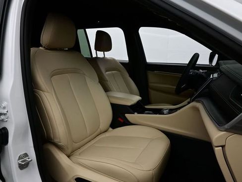 Used 2023 Jeep Grand Cherokee Limited image 16