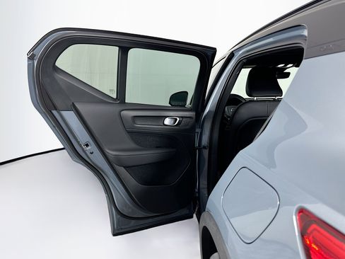 Used 2021 Volvo XC40 P8 Recharge w/ Advanced Package image 27