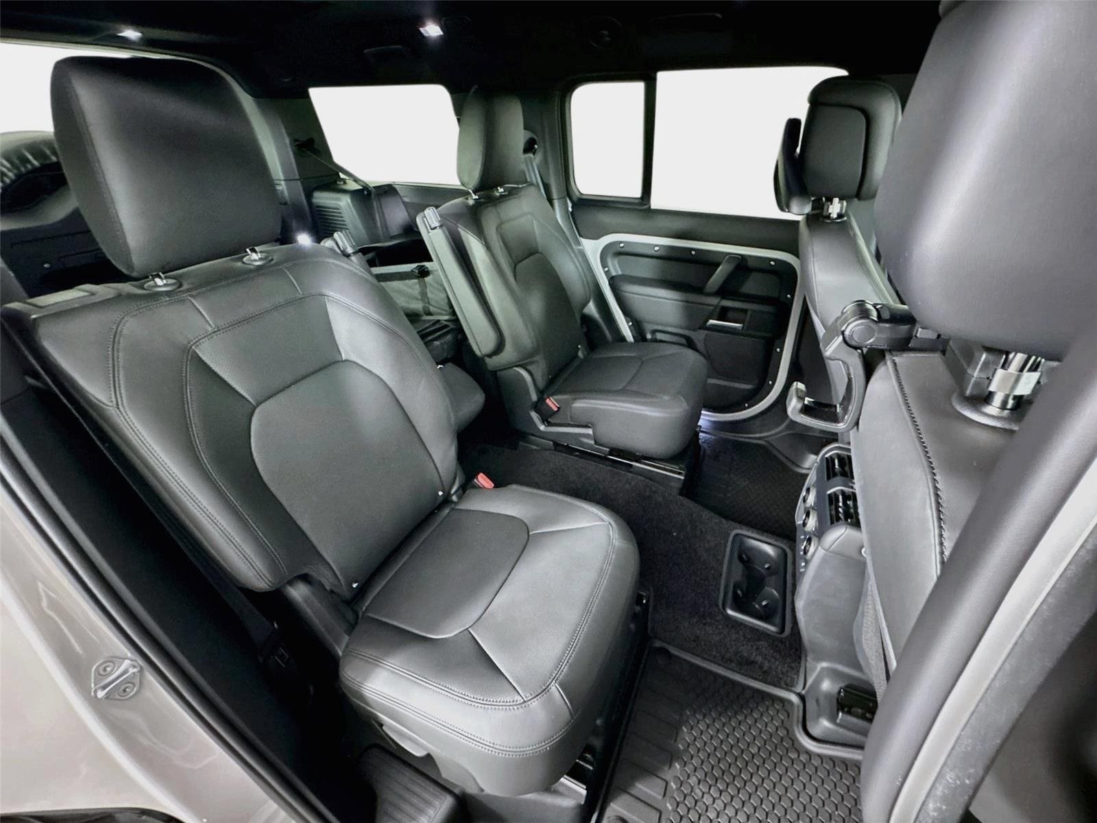 New 2026 Land Rover Defender 130 X-Dynamic SE AWD/4WD image 29