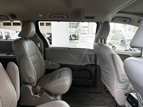 Used 2019 Toyota Sienna XLE w/ XLE Navigation Package AWD/4WD image 29