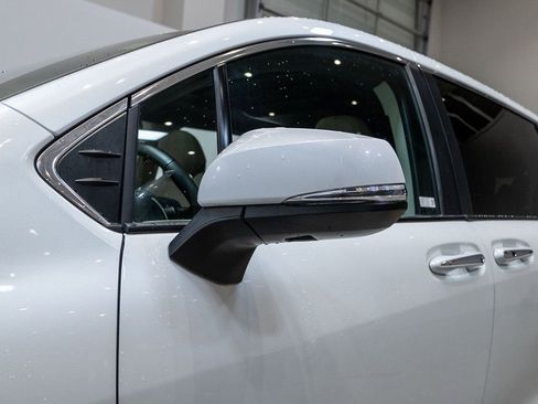 Used 2022 Toyota Sienna Limited image 9