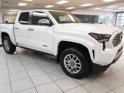 Used 2025 Toyota Tacoma Limited AWD/4WD image 14