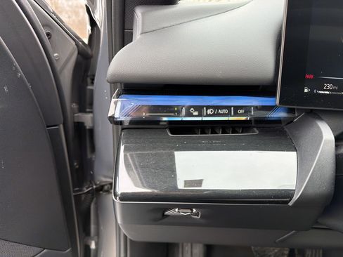 Used 2024 BMW 540i xDrive 540i xDrive w/ Premium Package image 17