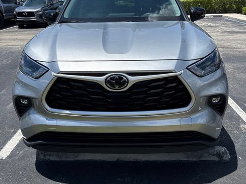 Used 2023 Toyota Highlander XLE FWD image 3