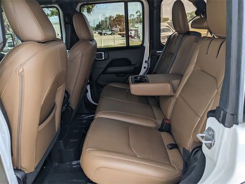Used 2022 Jeep Wrangler Unlimited Sahara image 10