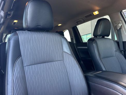 Used 2018 Toyota Highlander Plus AWD/4WD image 16