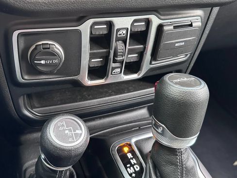 Used 2024 Jeep Gladiator Sport AWD/4WD image 18