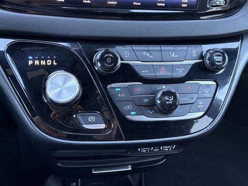 Used 2025 Chrysler Pacifica Select image 29