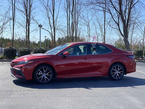 Used 2022 Toyota Camry SE image 10