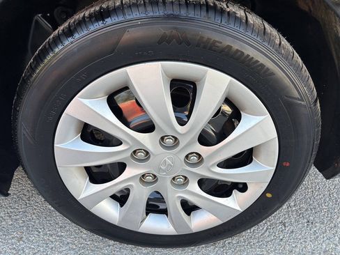 Used 2012 Hyundai Elantra GLS FWD image 11