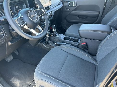 Used 2025 Jeep Wrangler Sahara image 28