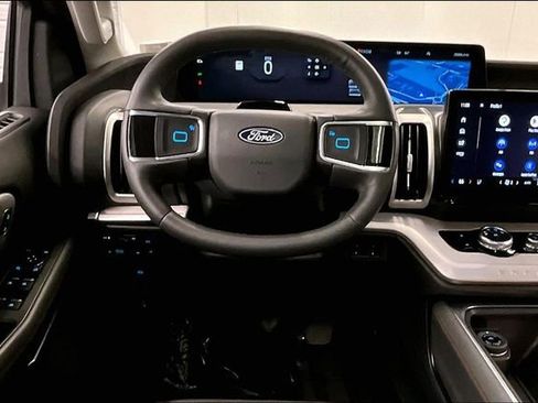 Used 2025 Ford Expedition Active AWD/4WD image 6