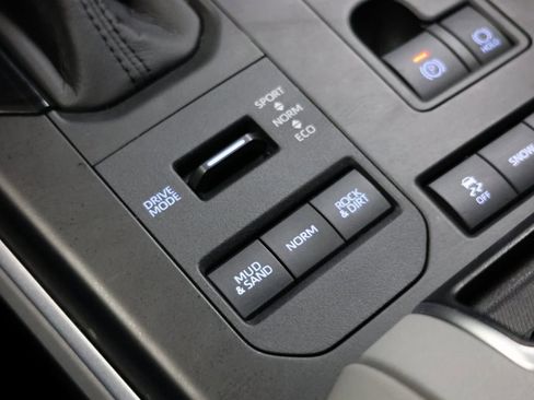 Used 2020 Toyota Highlander XLE image 32