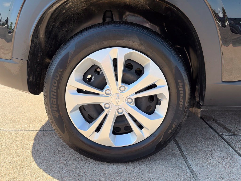Used 2026 Chevrolet Trax LS FWD image 9