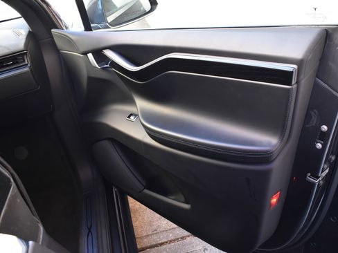 Used 2018 Tesla Model X 75D image 28