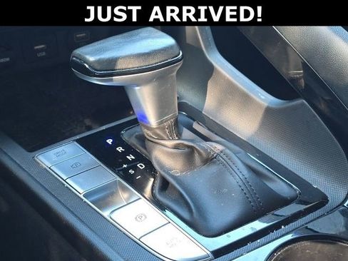 Used 2022 Hyundai Elantra Limited FWD image 17