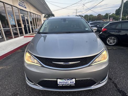 Used 2020 Chrysler Pacifica Touring-L image 3