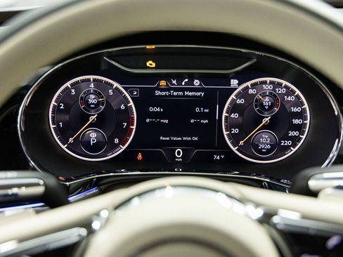 Used 2023 Bentley Flying Spur V8 image 28