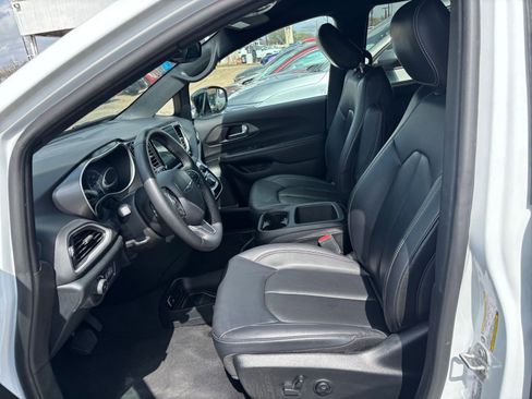 Used 2025 Chrysler Pacifica Select image 29