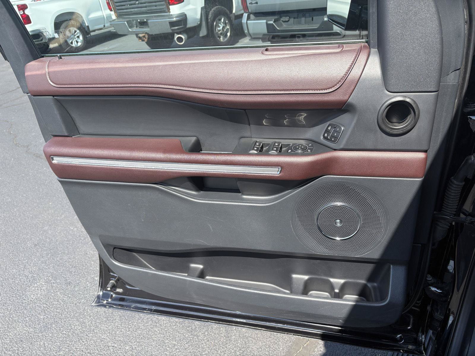 Used 2024 Ford Expedition Limited AWD/4WD image 3