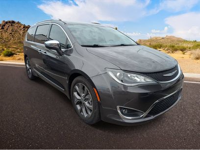 Used 2018 Chrysler Pacifica Limited w/ Tire & Wheel Group