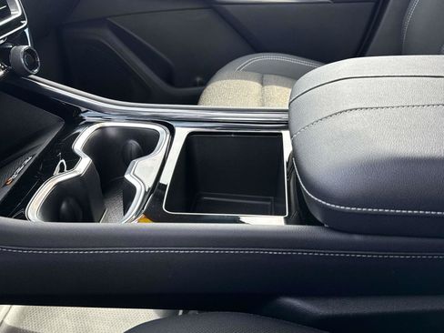 Used 2025 Chevrolet Traverse LT FWD image 7