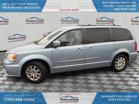 Used 2013 Chrysler Town & Country Touring image 9