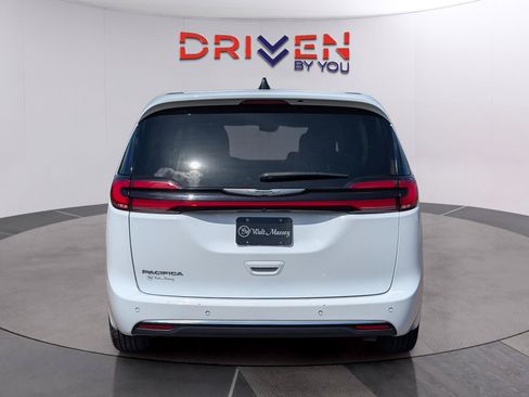 Used 2024 Chrysler Pacifica Touring-L FWD image 4