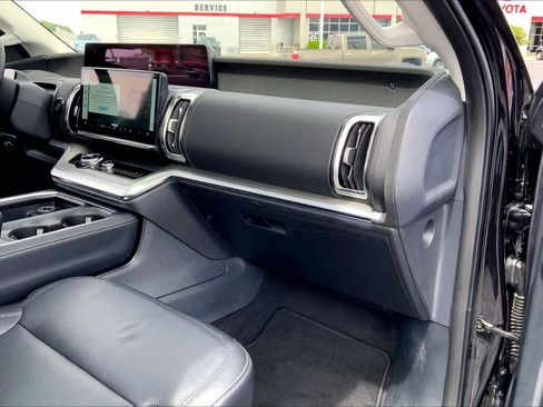 Used 2025 Ford Expedition Platinum AWD/4WD image 19